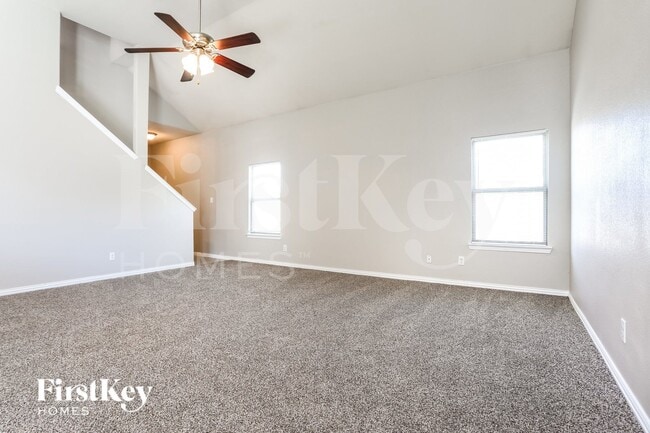 Photo - 703 Woodcrest Dr