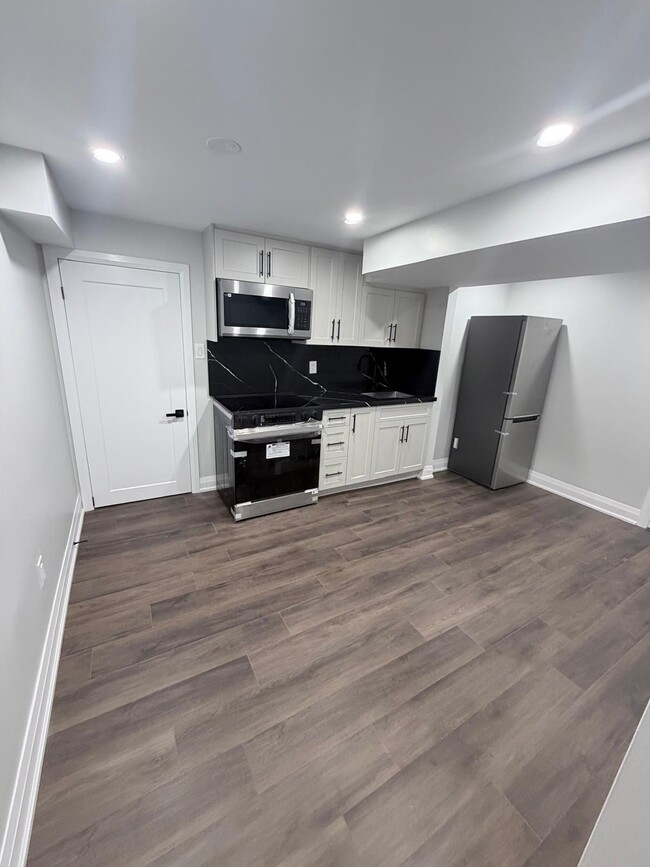 Photo - 604 Farwell Cres