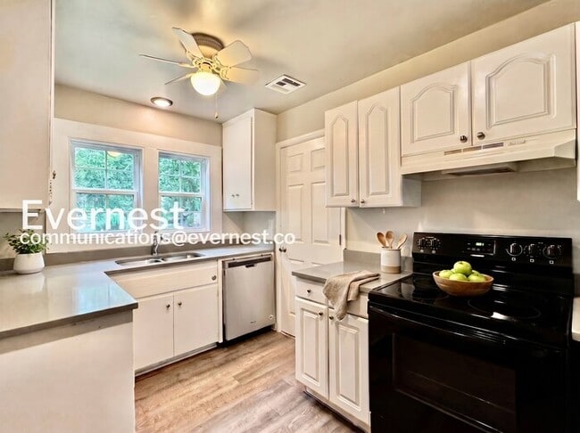 Photo - 802 N Birch St