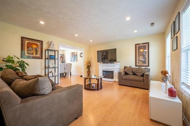 435 Majestic Dr NW