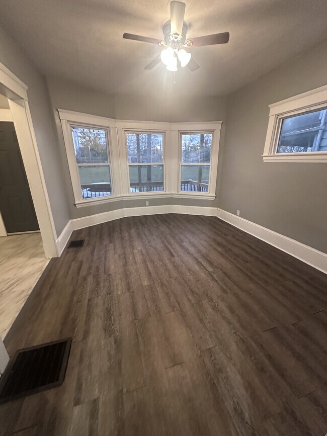 Photo - 9415 Edmunds Ave