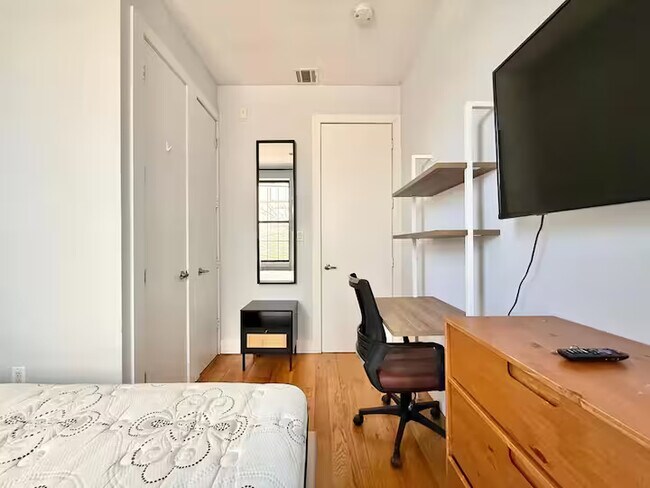 Building Photo - Prime Bushwick Room, HDTV, 15 min to Manha... Unit #4