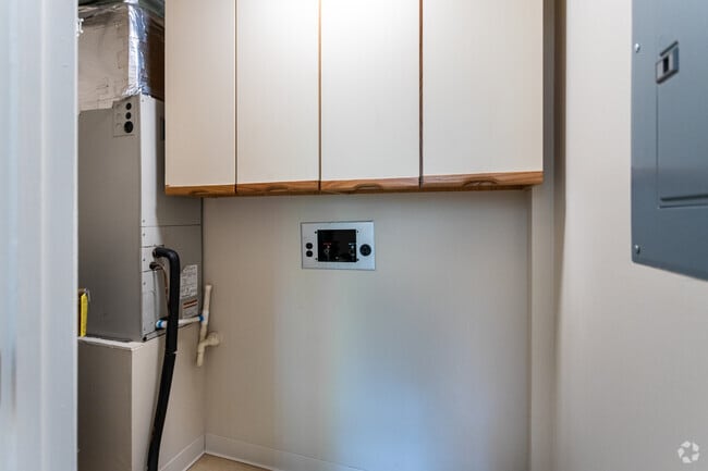 2 BR, 2 BA - 1,300SF