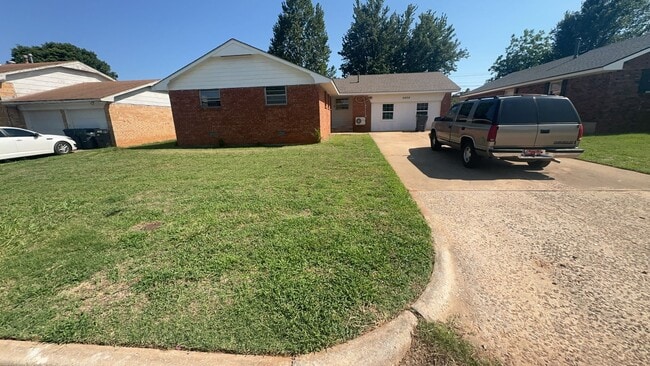 Building Photo - Huge 7 Bedroom House Available