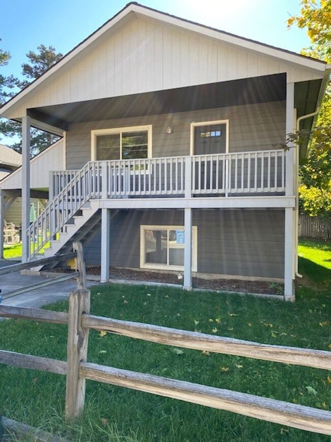 Building Photo - $2,095 / Charming 3 bedroom 2.5 bath Home in Prime Location
