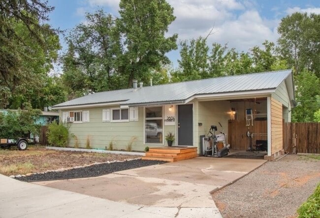 Building Photo - 2604 Columbine Dr