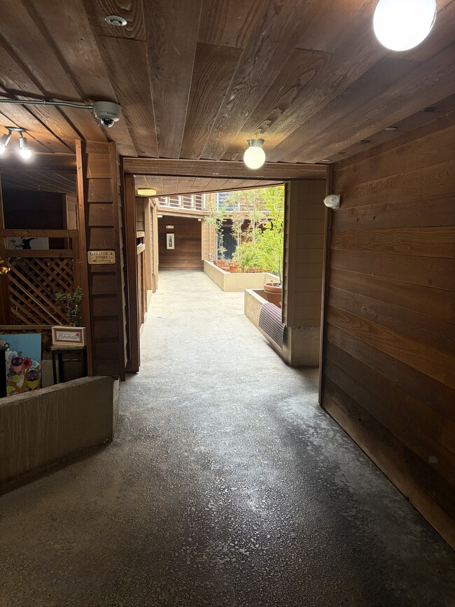 Building Photo - 2901 MacArthur Blvd Unit Dimond View
