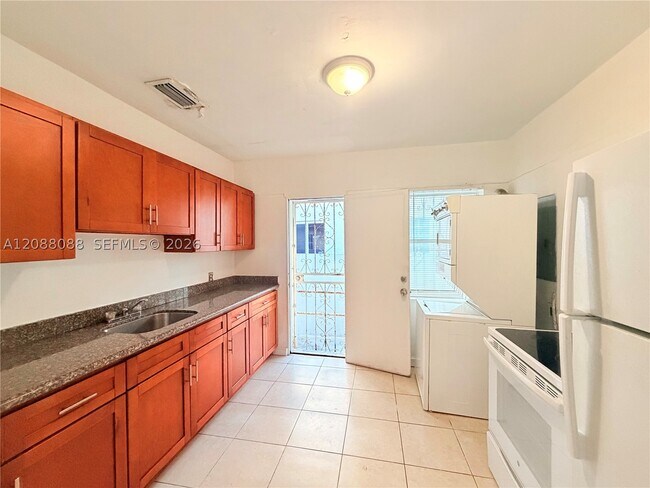 Building Photo - 2410 NW 34th St Unit 2
