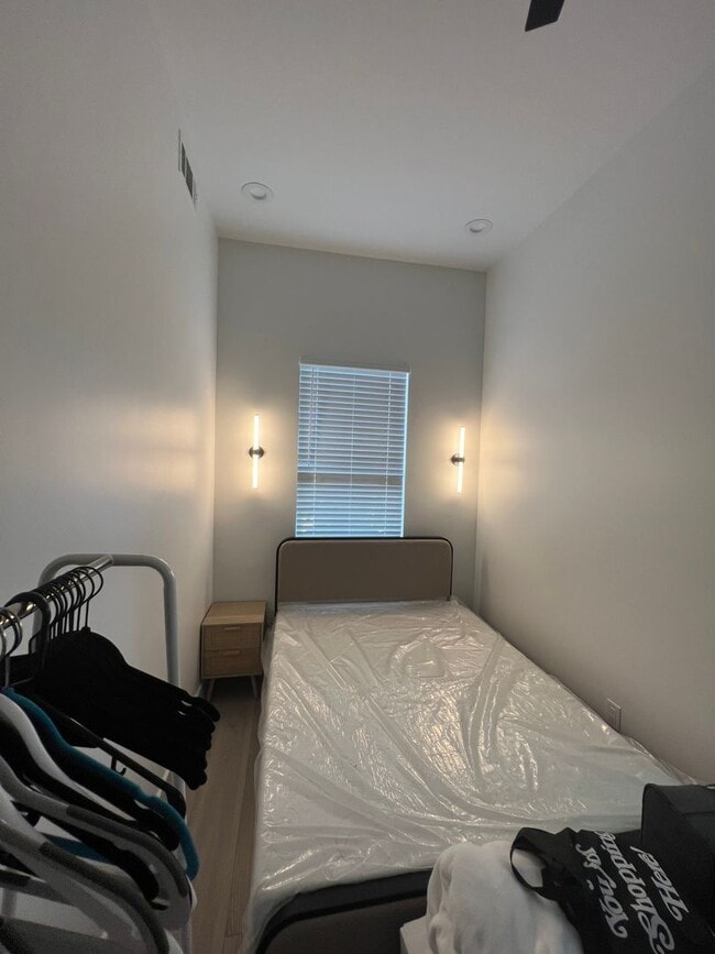 Photo - New Renovated 5bd/2ba Near Campus with Sha...