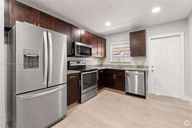 Building Photo - 208 SE 2nd St Rental