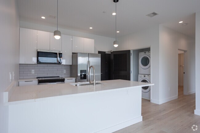 2BR, 1BA - 894 SF - Kitchen