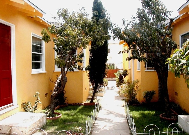 courtyard building - 3120 Colorado Ave Apartments Unit D