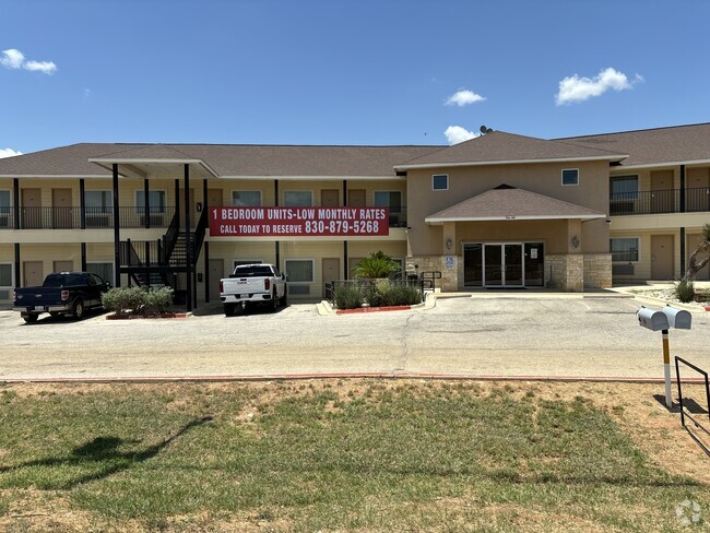 Building Photo - Hotel Cotulla Unit 101 Rental