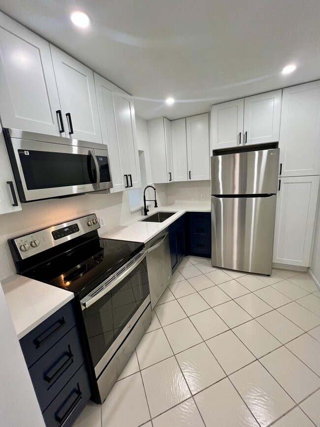 Building Photo - 4657 Fountains Dr S Unit 107