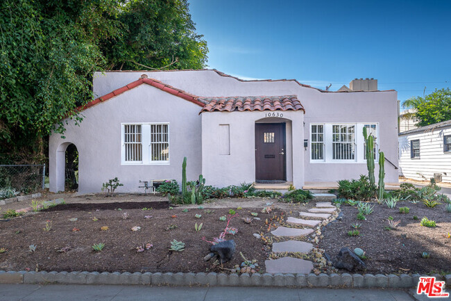 Building Photo - 10630 Bloomfield St Rental