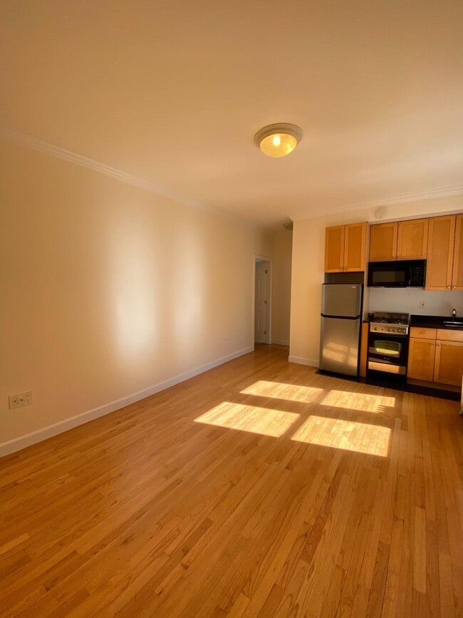 Building Photo - 117 W 13th St Unit 06