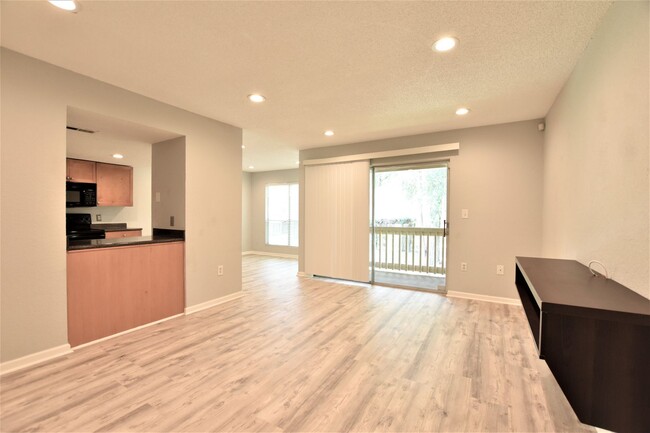 **Spacious 3-Bedroom Condo Available!** - **Spacious 3-Bedroom Condo Available!** Unidad 185