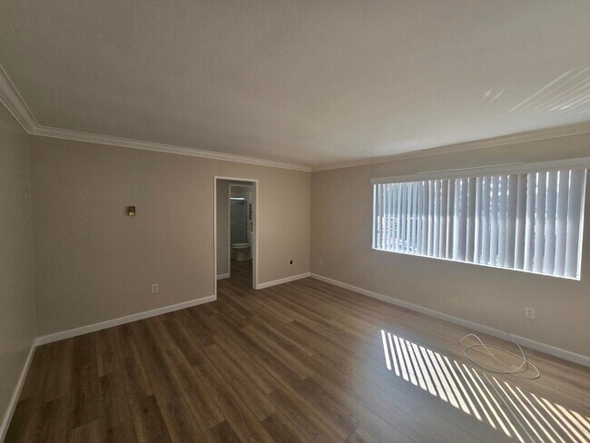 Photo - LEGRANDE16581 Unit B