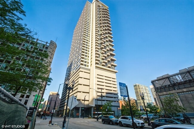 Photo - 235 W Van Buren St Unidad 4222 Rental