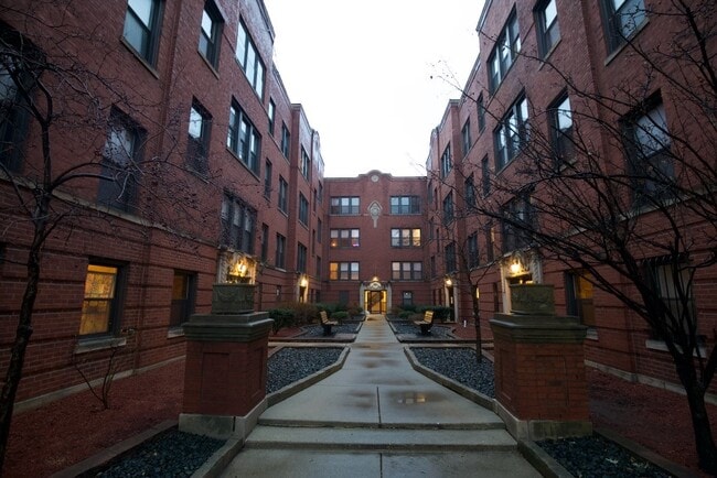 Building Photo - 3450 N Racine Ave Unit 2C