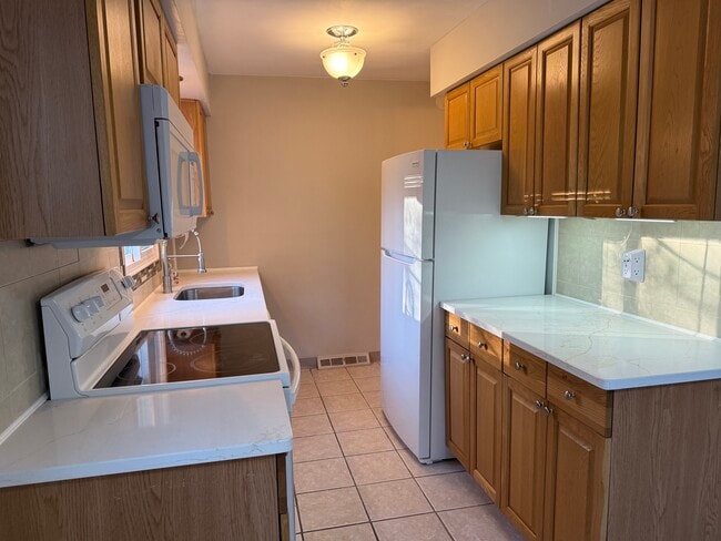 Photo - 566 Kenwood Ave Unit A