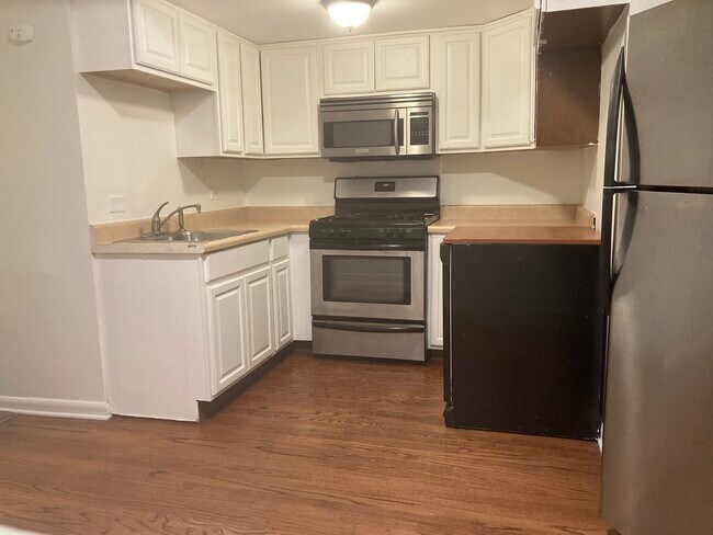 Photo - 665 W Roscoe St