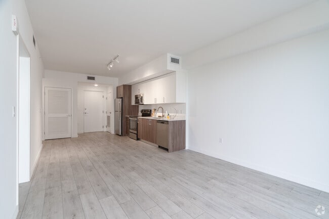 1BR, 1BA - 736SF