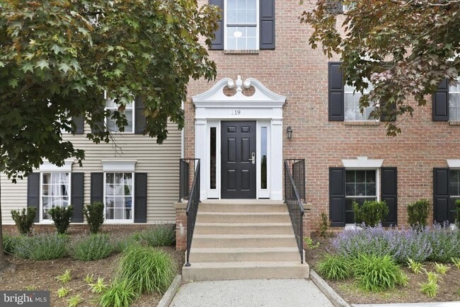 Building Photo - 119 Fort Evans Rd SE Unit B