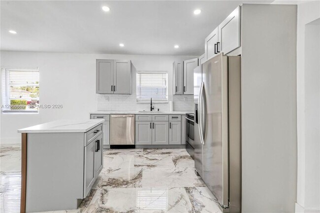 809 SW 17th St Unit 1