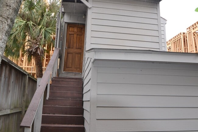 Photo - 211 Drew St Unit 2/1