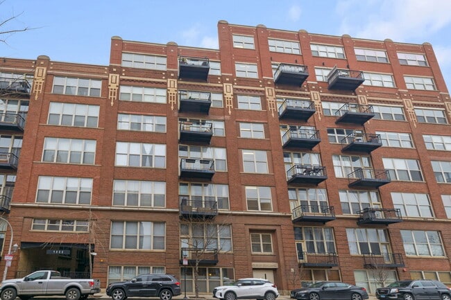 Building Photo - 1500 W Monroe St Unit 408