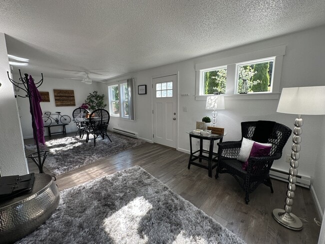 Photo - 844 Phoenix St NE
