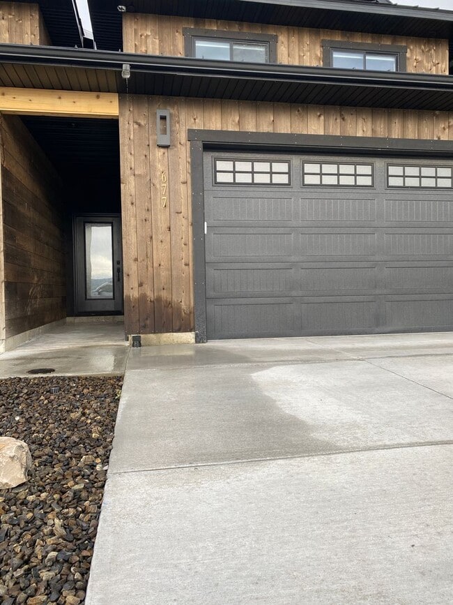 Building Photo - Townhome Driggs! 3 bedroom / 2.5 bath with...