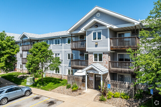 Building - Cross Creek Apartments