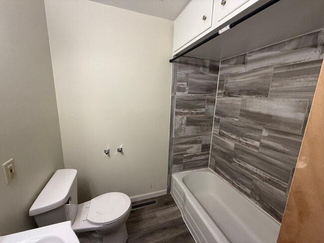 Photo - 1060 W Hickory St