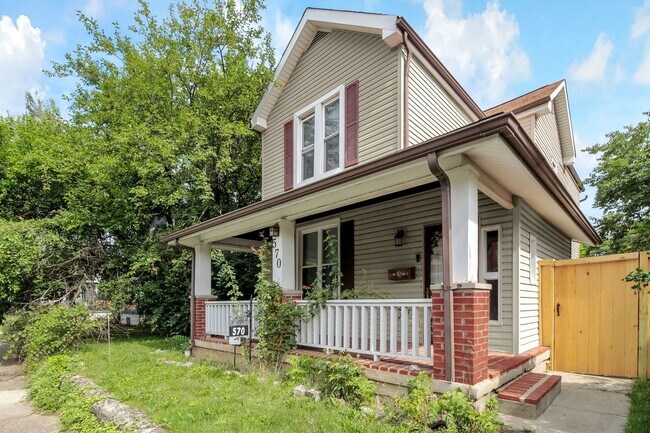 Photo - 570 Southwood Ave