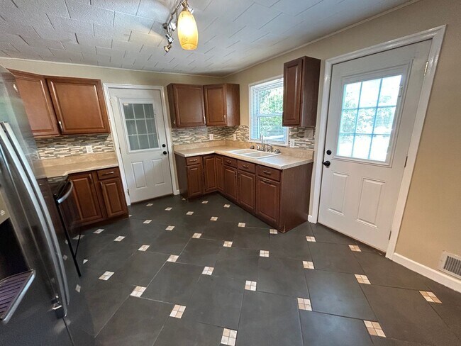 Photo - 1031 E Leicester Ave