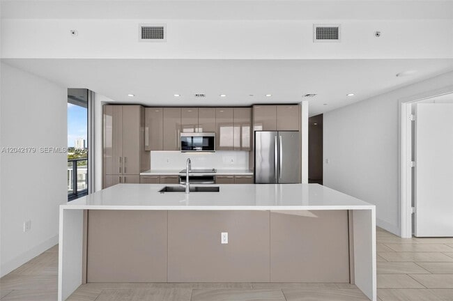 Photo - 2000 Metropica Wy Unit 903