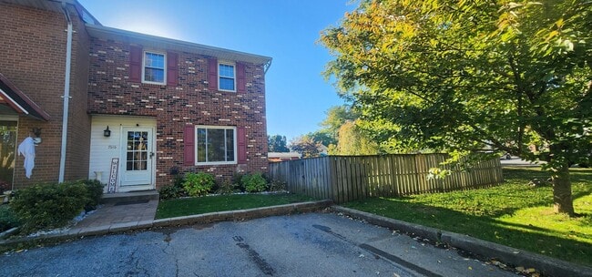 Building Photo - Bright and Beautiful End Unit Townhome