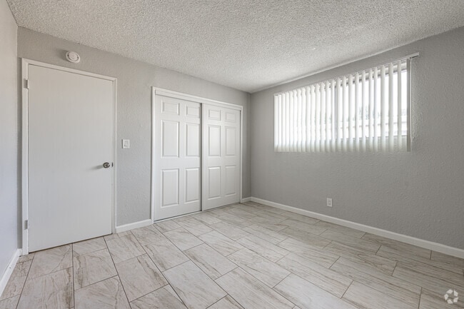 1BR, 1BA - 600SF - Bedroom