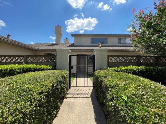 Building Photo - AVAILABLE NOW - 2 Bedroom 1 Bath Two Story... Rental