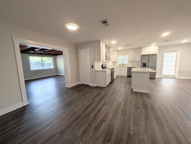 3902 W Paxton Ave