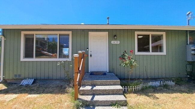 Building Photo - 2 Bedroom 1 Bath Duplex