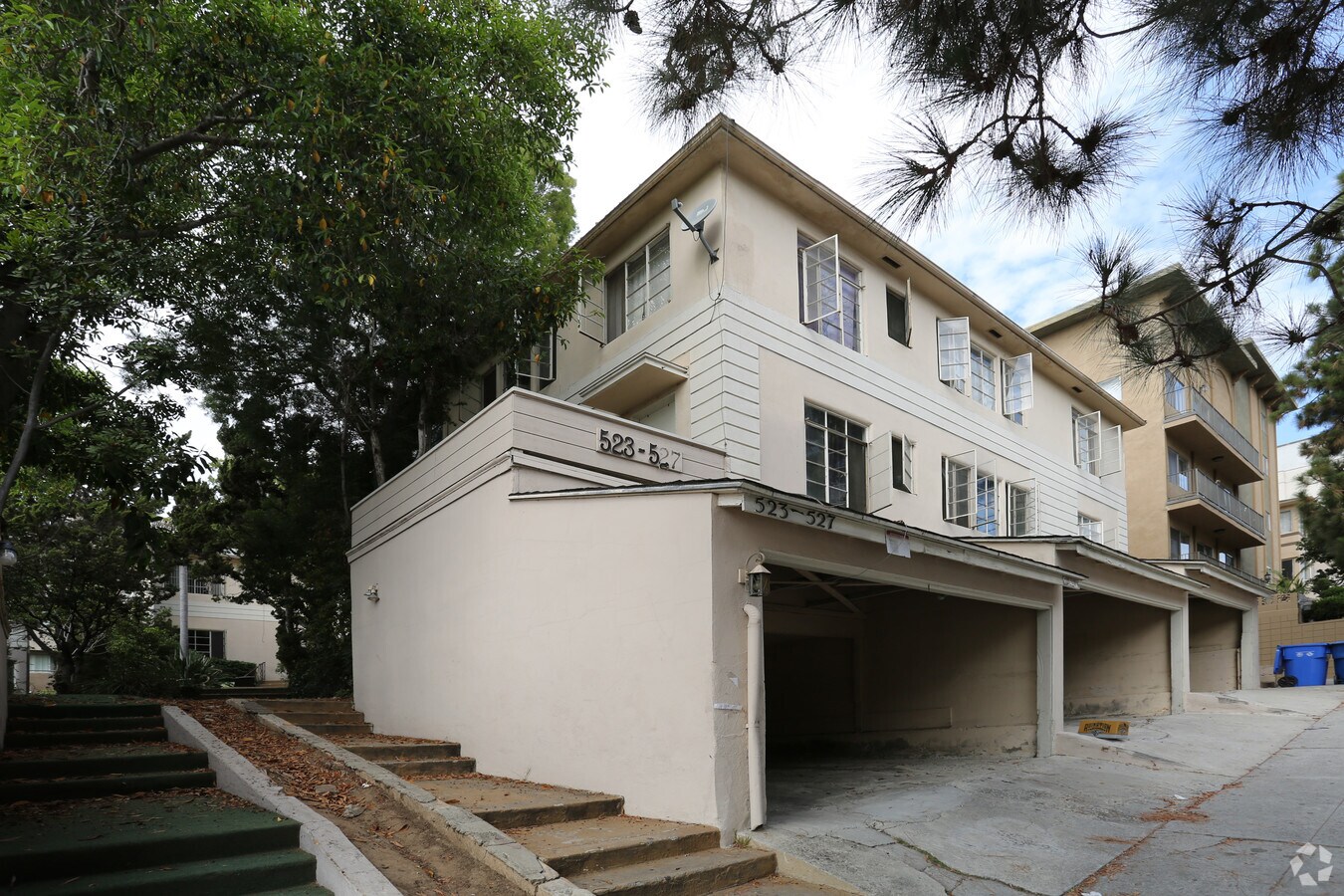 Photo - 523-527 Glenrock Ave Apartments