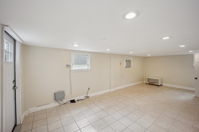 Photo - 740 River Rd