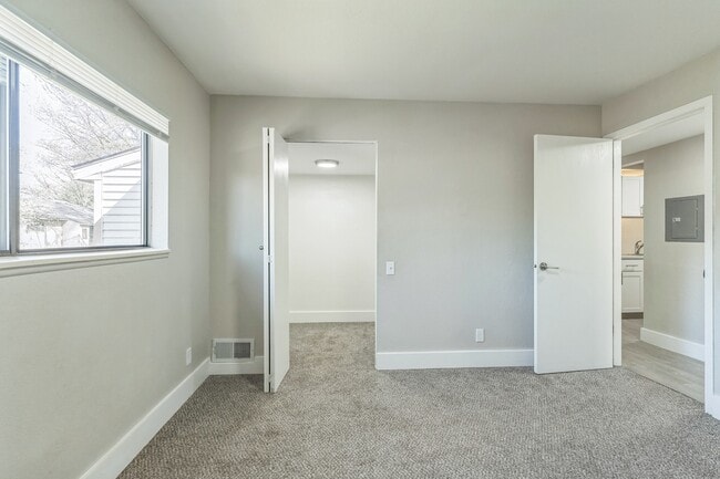 Photo - Pine Creek Apartments