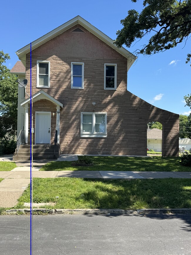 Photo - 720 E 14th St