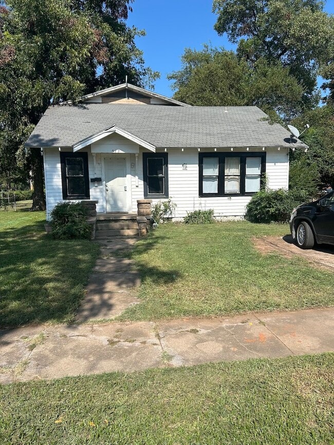 Building Photo - 512 N Oak St Rental