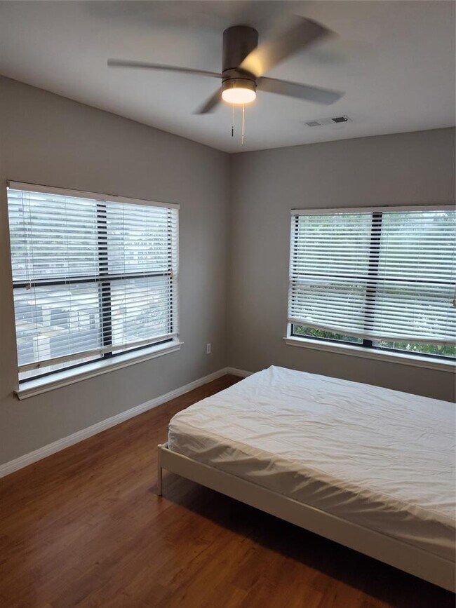 Photo - 2502 Leon St Unidad 304