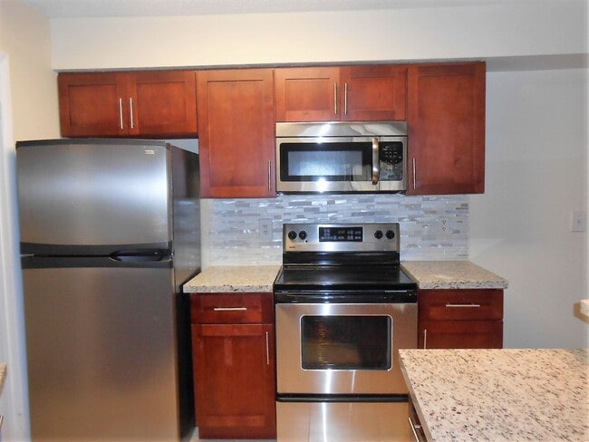 Building Photo - spacious 2 Bed / 2 Bath Condo